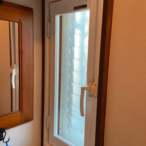神戸市北区：浴室やトイレなどのガラスが何枚も付いた窓をリフォームした事例